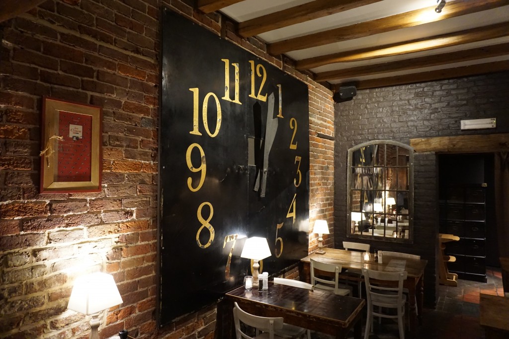 Chez Clément - Clock Inside