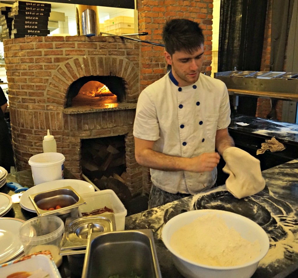 L'Artista pizza making